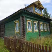 Бревенчатый дом в жилой деревне, в Москве