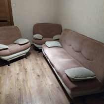 Продам мягкую мебель б/у (диван и 2 кресла), в Хабаровске