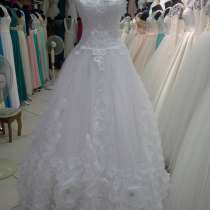 Продам свадебное плате с 3Д цветами, размер 44, в Москве