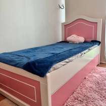 Pull out bed in perfect condition. sold with mattresses, в г.Дубай