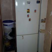 Холодильник белого цвета, в Комсомольске-на-Амуре