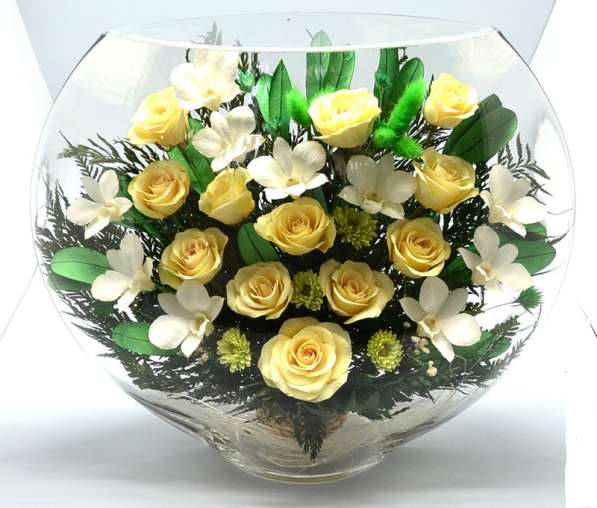 Розы кремовые и желтые в вазах из стекла в Москве фото 13
