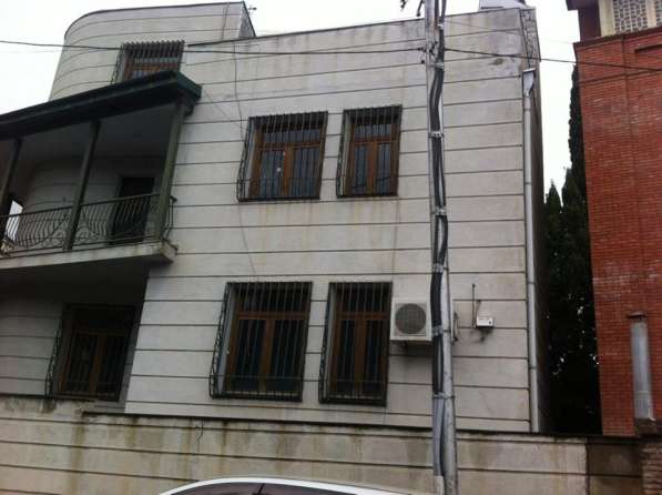 В тбилиси, в старом городе прадается 3-х етажни особняк в фото 3