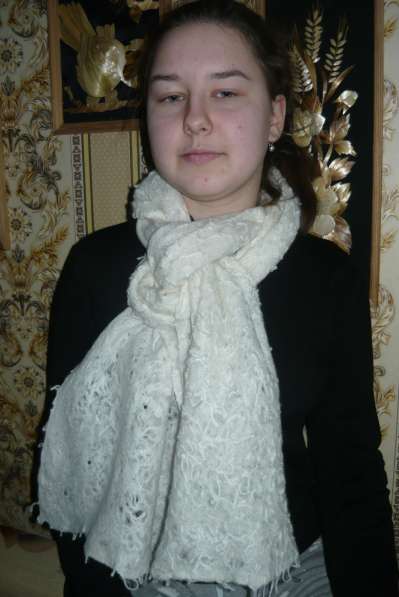 Белый шерстяной ажурный шарф в фото 4