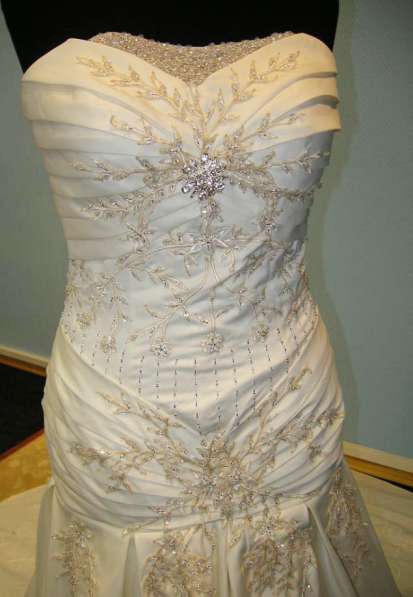 Авторское свадебное платье ручной работы со шлейфом