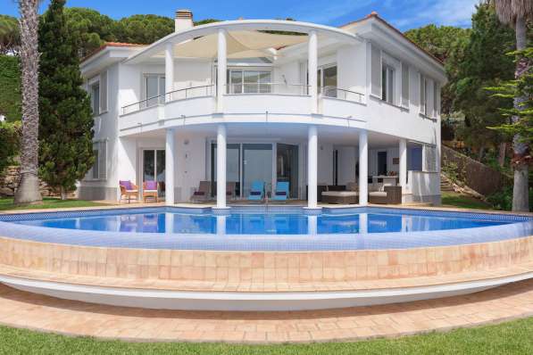 VILLA IN SPAIN, ON THE 1TH LINE OF THE SEA
