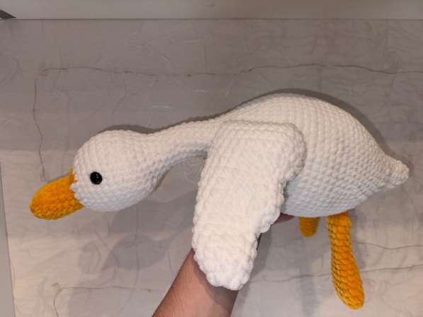 Гусь-обнимусь вязаная игрушка в Москве