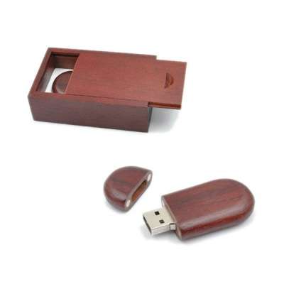 USB-Флешка в шкатулке из темного дерева