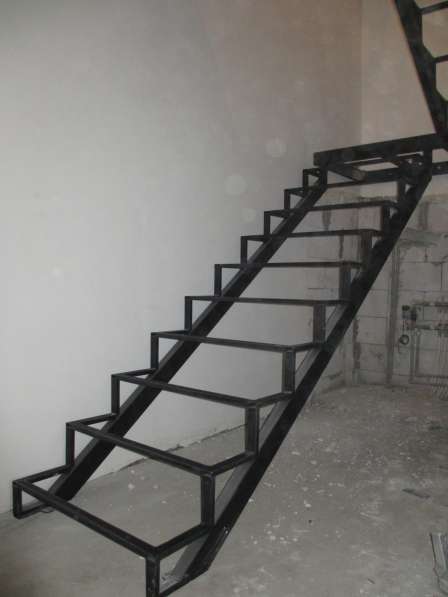 Лестница на металлическом каркасе арт007