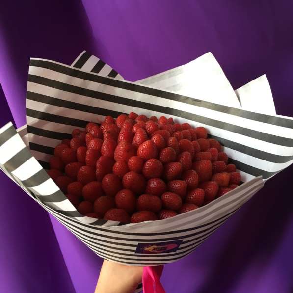 Букеты из клубники и ягоды в шоколаде в Краснодаре