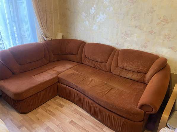 Старенький диван без «живности» в Москве