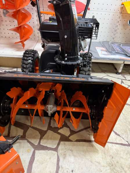 Снегоуборочная машина бензиновая