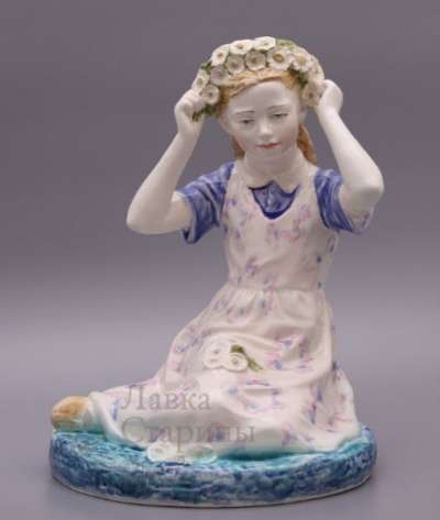 Фигурка Девушка одевающая венок,Конаково