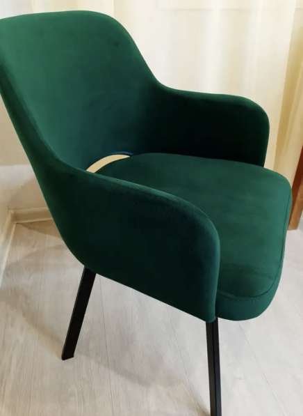 Кухонные стулья из велюра в зеленом цвете