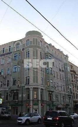 Сдам двухкомнатную квартиру в Москве. Жилая площадь 90 кв.м. Этаж 5. Есть холодильник.