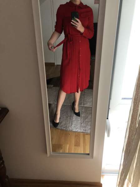 Красное платье с длинным и коротким рукавом в 