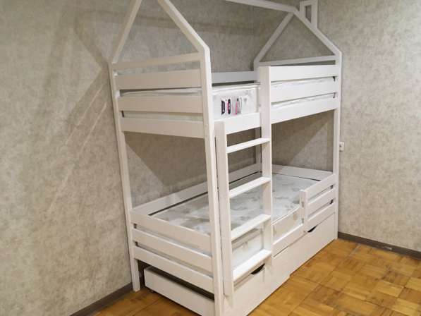 Кровать двухъярусная домик