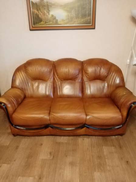 Продам кожаный диван и два кресла