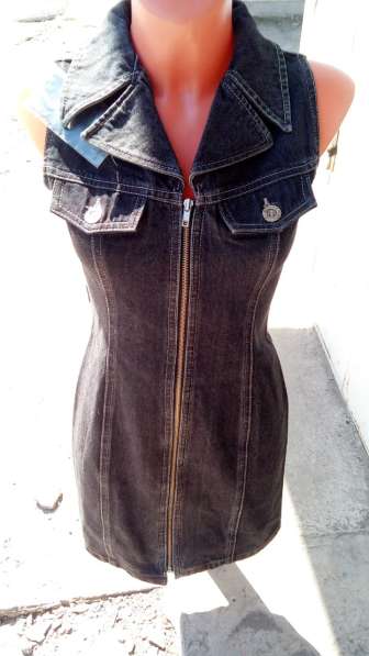 Новый джинсовый сарафан на молнии с воротником 30 размера