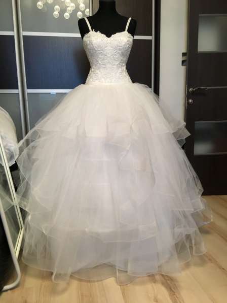 Пышное свадебное платье с юбкой воланами