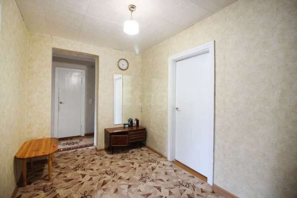 Продаю 4-х комнатную квартиру и кооперативный гараж возле до в Барнауле