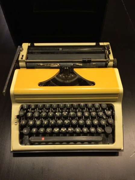 Пишущая машинка механическая