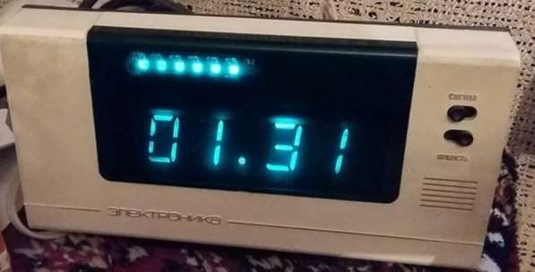 Часы с будильником настольные электронные Электроника СССР