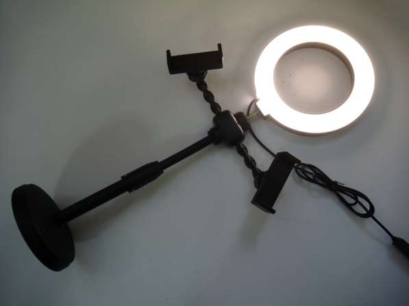 Кольцевая лампа настольная 16 см с двумя держателями в фото 3