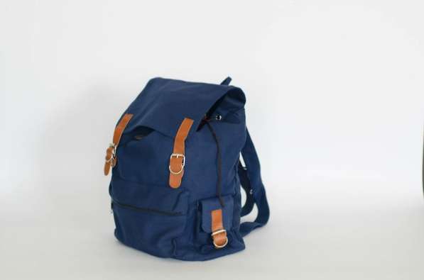 Стильный синий рюкзак мешок с коричневыми застежками в фото 4