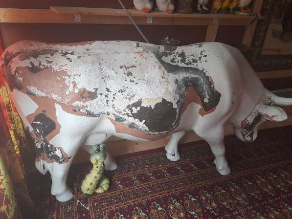 Статуя коровы в натуральную величину в Лобне