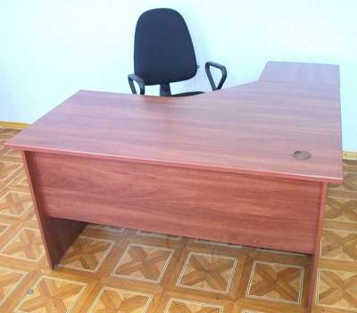 стол офисный и офисное кресло