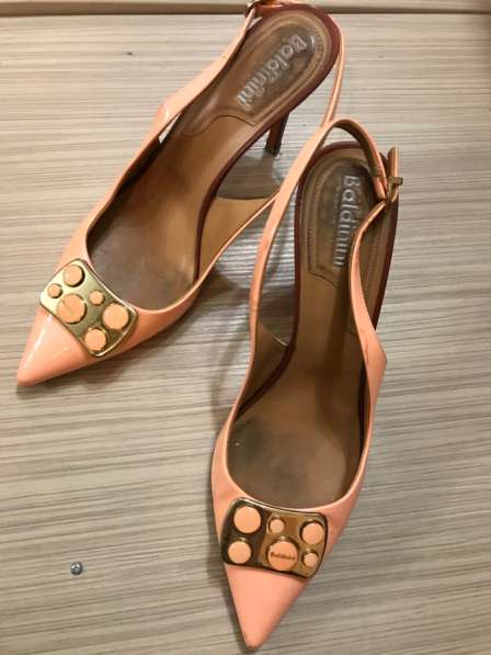 Продам босоножки, натуральные лакированные