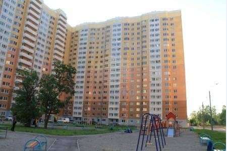 Продам трехкомнатную квартиру в Москве. Этаж 17. Дом кирпичный. Есть балкон.