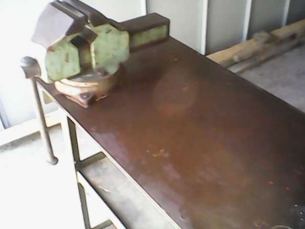 Тиски слесарные с верстаком (стол) металлический