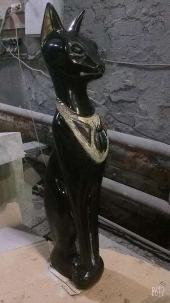 Скульптура египетской кошки из габбро-диабаза в Москве