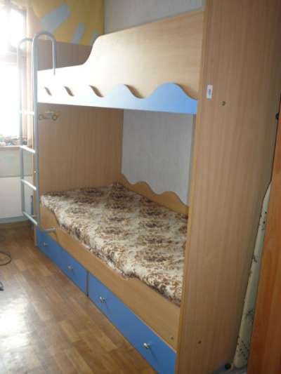 деревянную двухярусную кровать