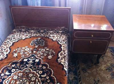 Кровать с прикроватной тумбочкой