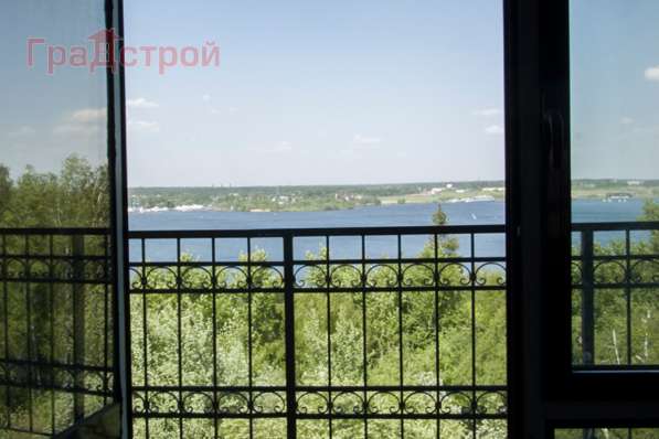 Продам трехкомнатную квартиру в Вологда.Жилая площадь 114 кв.м.Дом кирпичный.Есть Балкон.