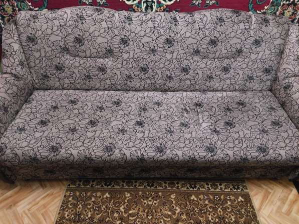 Продам комплект мягкой мебели (диван и 2 кресла)