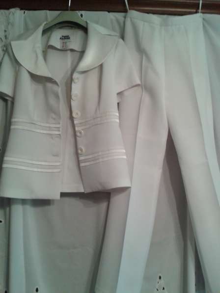 Комплект пиджак и брюки белого цвета размер 44 в Севастополе