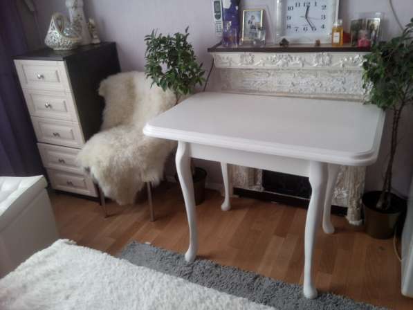 Продам красивый белый стол-высота см. ширина 102 см