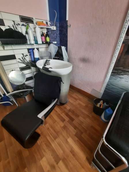 Продам б/у 2 кресла для парикмахерской п-во Италия