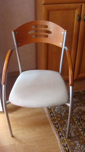 Продам стол со стеклянной столешницей и стулья в Томске
