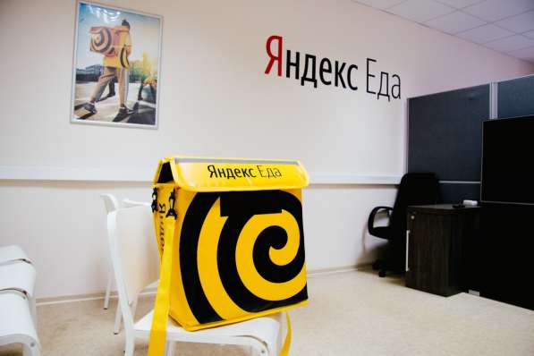 Курьер партнер Яндекс. Еда. Пеший курьер, автокурьер