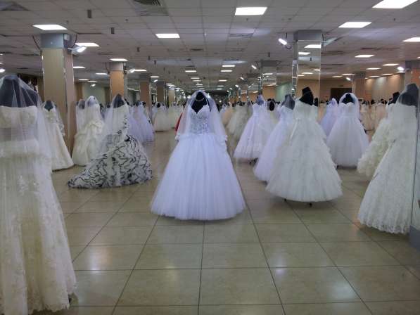 Прокат свадебных, вечерних платьев. Мужских костюмов! в фото 18