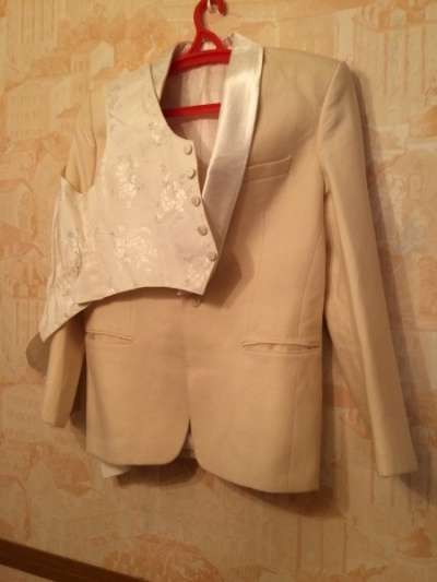 Продам белый смокинг с жилеткой, брюками Производство мастерская Б в Москве