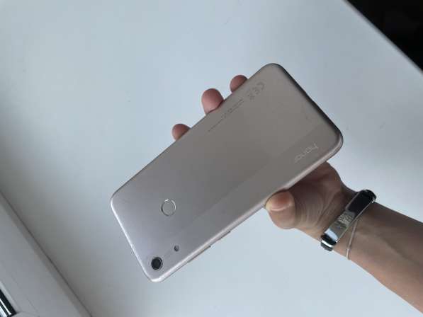 Продаю телефон honor 8A