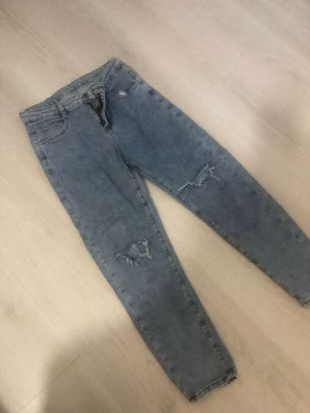 Голубые рваные джинсы