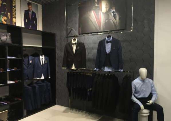 Магазин мужской одежды на первом этаже торгово-развлекательного комплекса в Санкт-Петербурге фото 3