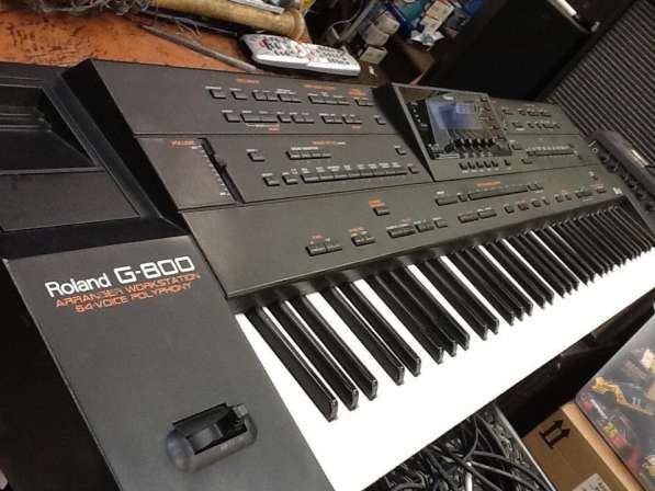 Музыкальный синтезатор ROLAND G800 С проводами и примочками